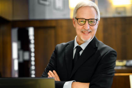 Carlos Eduardo Rosalba Padilha mostra como o capital humano se transforma em vantagem estratégica para empresas.