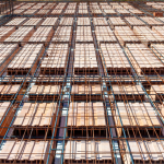 Valderci Malagosini Machado analisa o uso de mini painéis treliçados no reforço de escadas e sua adaptação a geometrias inclinadas.