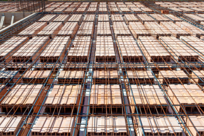 Valderci Malagosini Machado analisa o uso de mini painéis treliçados no reforço de escadas e sua adaptação a geometrias inclinadas.