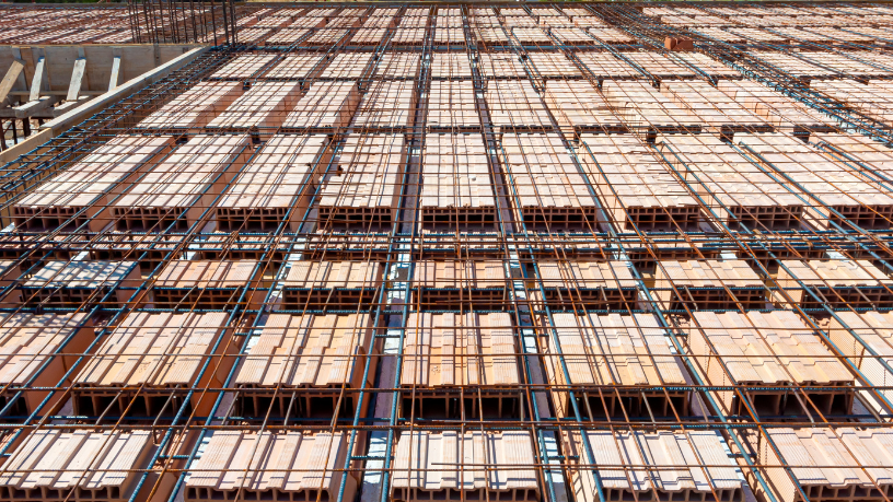 Valderci Malagosini Machado analisa o uso de mini painéis treliçados no reforço de escadas e sua adaptação a geometrias inclinadas.