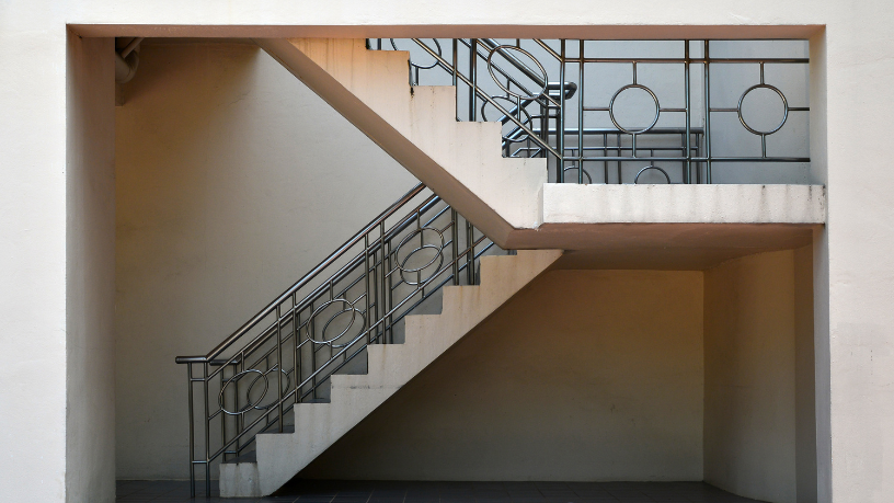 Descubra com Valderci Malagosini Machado como mini painéis treliçados reforçam escadas mantendo compatibilidade com inclinações irregulares.