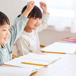 Sérgio Bento De Araújo analisa como o ensino híbrido, consolidado após a pandemia, transformou de vez a rotina escolar.