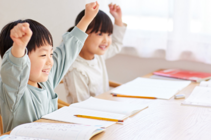 Sérgio Bento De Araújo analisa como o ensino híbrido, consolidado após a pandemia, transformou de vez a rotina escolar.