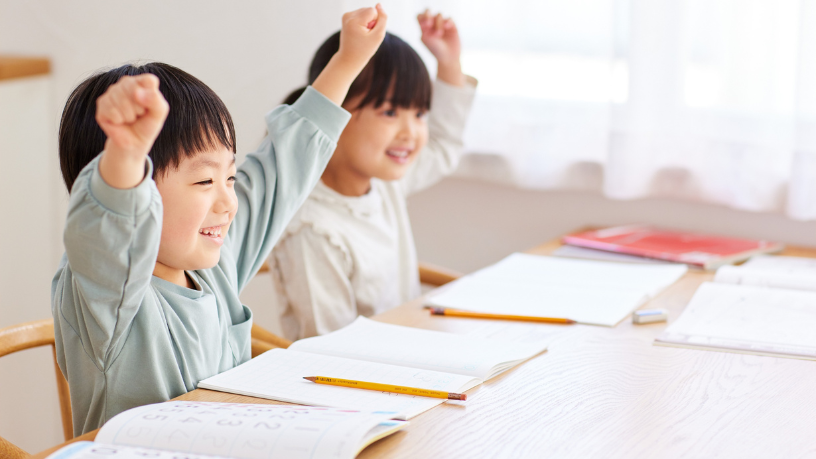 Sérgio Bento De Araújo analisa como o ensino híbrido, consolidado após a pandemia, transformou de vez a rotina escolar.