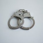 Influenciadora é presa em Cuiabá acusada de golpes com cartões: impacto no mundo digital e financeiro