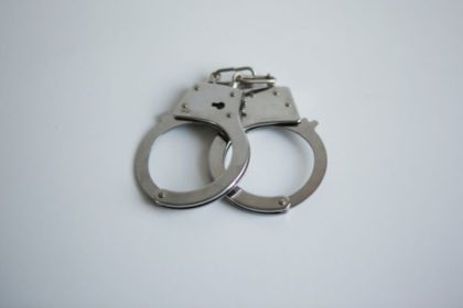 Influenciadora é presa em Cuiabá acusada de golpes com cartões: impacto no mundo digital e financeiro