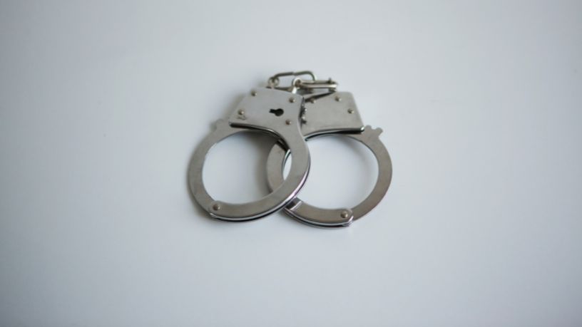 Influenciadora é presa em Cuiabá acusada de golpes com cartões: impacto no mundo digital e financeiro