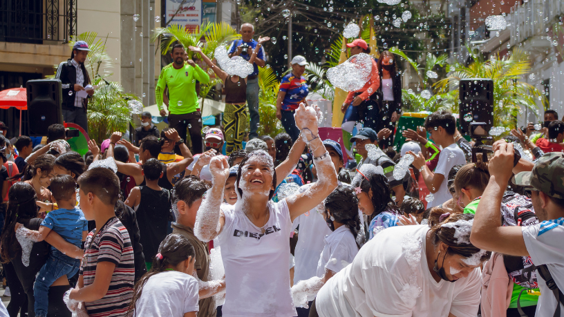 Cuiabá entra no clima das férias com agenda cultural em alta; veja como eventos movimentam a economia local