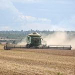Colheitadeira trabalha em uma extensa plantação de soja em Paragominas, no Brasil.