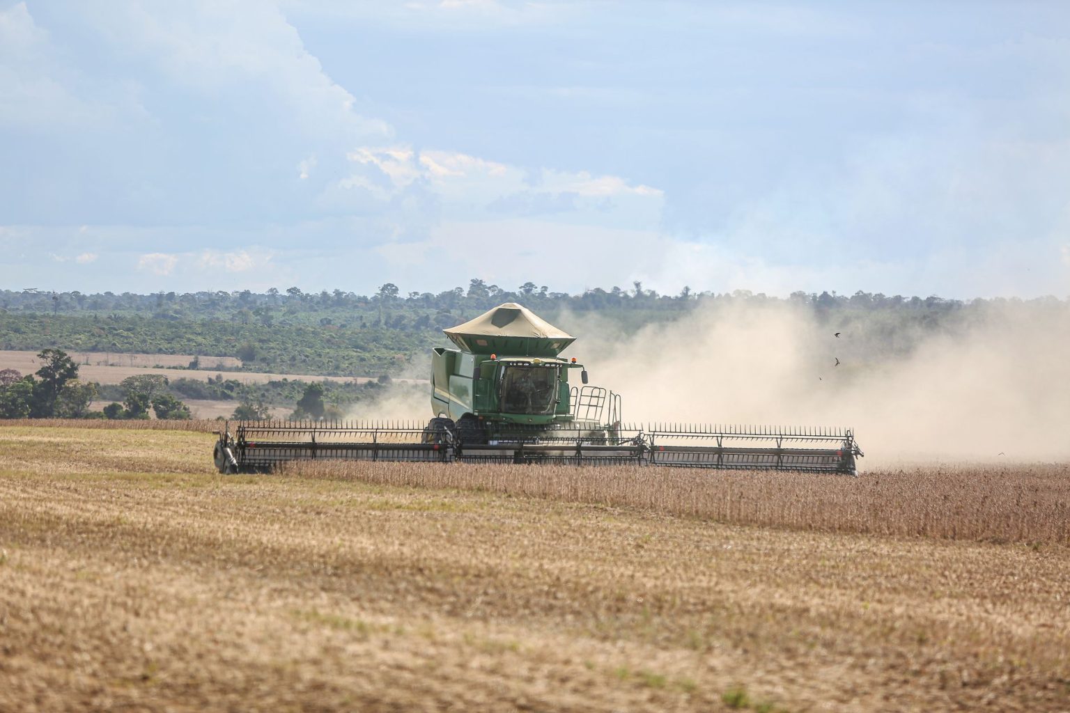 Colheitadeira trabalha em uma extensa plantação de soja em Paragominas, no Brasil.