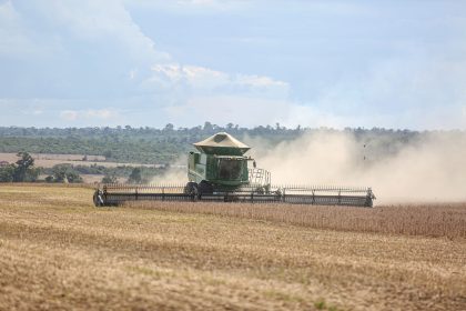 Colheitadeira trabalha em uma extensa plantação de soja em Paragominas, no Brasil.