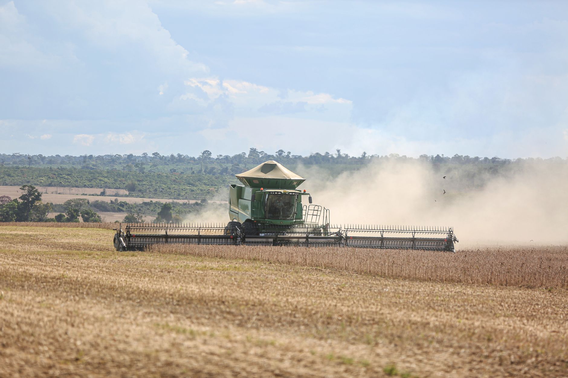 Colheitadeira trabalha em uma extensa plantação de soja em Paragominas, no Brasil.